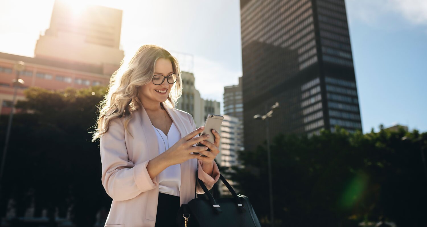 Inversor profesional comunicándose con IBKR a través de las redes sociales en su teléfono